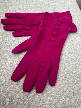 Women’s Italian Suede Button-Accent Gloves in Fuchsia